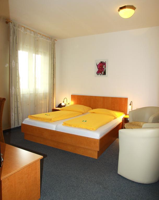 Hotel Goldener Hirsch Фридрихсхафен Стая снимка
